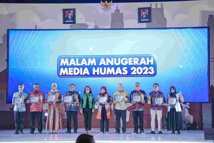 Pemprov DKI Jakarta berhasil meraih Juara Umum dalam Anugerah Media Humas (AMH) 2023 di Surabaya, Senin (30/10/2023).