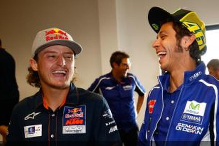 Pebalap Movistar Yamaha, Valentino Rossi (kanan), dan pebalap Moto3 asal Australia, Jack Miller, tertawa bersama jelang acara jumpa pers GP Aragon, Kamis (25/9/2014).