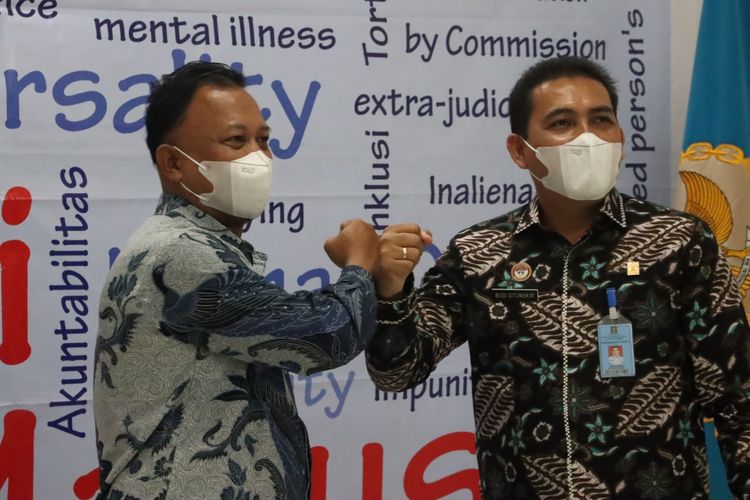 Kepala Kantor Wilayah Kementerian Hukum dan Hak Asasi Manusia (Kemenkumham) Daerah Istimewa Yogyakarta (DIY) Budi Situngkir dan Komisioner Komnas HAM Choirul Anam dalam konferensi pers di Kantor Komnas, Menteng, Jakarta Pusat, Senin (8/11/2021). Pertemuan keduanya dilakukan untuk membahas dugaan kekerasan yang terjadi di Lapas Narkotika Yogyakarta. 