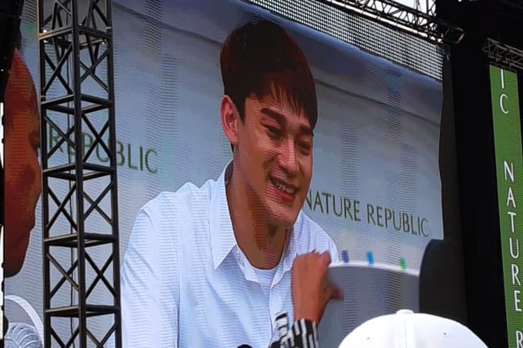 Chen EXO di acara Fansign bersama Nature Republic di Mal Kota Kasablanka, Jakarta Selatan, Minggu (26/5/2019). 