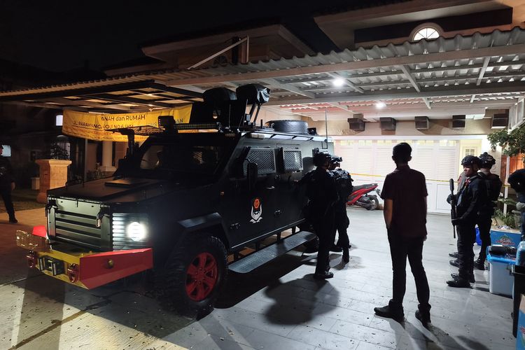Geledah Rumah di Sentul Semalam Suntuk, Polisi Angkut Barang Bukti 74 Kg Emas Pakai Rantis Brimob