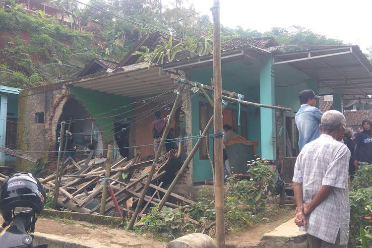 Tiga rumah rusak setelah dihantam bus yang mengangkut peziarah di Desa Payungsari Kecamatan Panumbangan Kabupaten Ciamis, Minggu (22/5/2022).