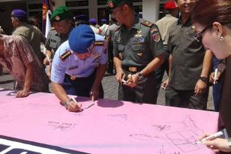 Sejumlah elemen masyarakat dan pemerintah di Sulawesi Utara menggalang tandatangan menolak ISIS dan paham radikalisme lainnya.