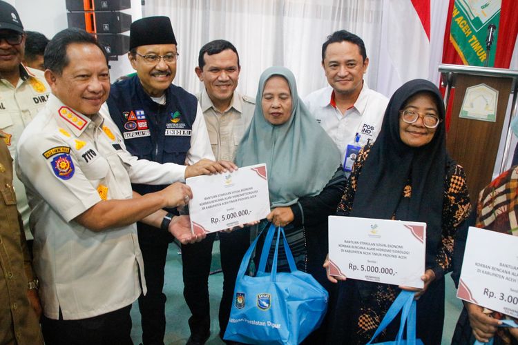 Kasatgas Tito dan Mensos Serahkan Bansos Tahap II Rp 136 Miliar untuk Korban Bencana di Sumatera