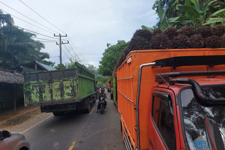 Kondisi di jalur lintas barat di Kabupaten Seluma, Provinsi Bengkulu, Rabu (27/4/2022). Pemudik diminta waspada karena truk angkutan kelapa sawit kerap memadati badan jalan.