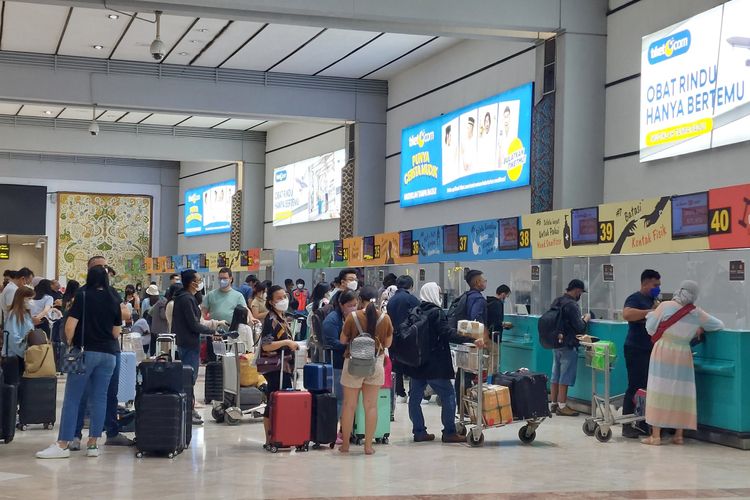 Dua hari menjelang Hari Raya Idul Fitri atau Lebaran, pergerakan penumpang di Bandara Internasional Soekarno Hatta, Tangerang, mulai menurun meskipun masih terpantau ramai. 
