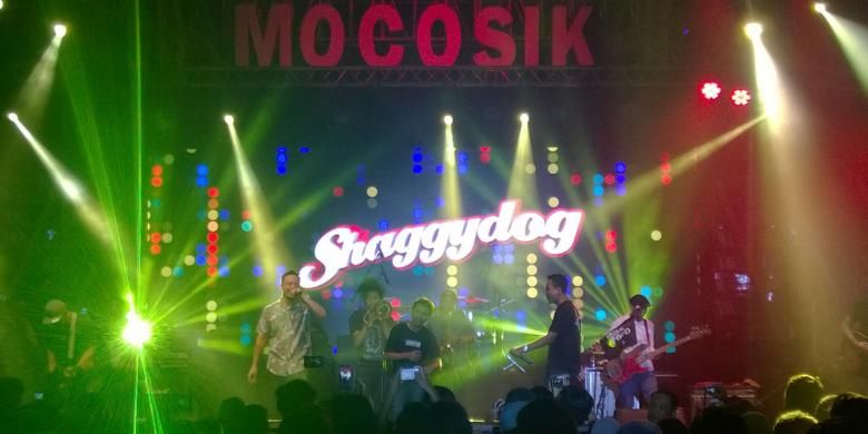 Shaggydog mengajak duo dangdut hiphop NDX A.K.A untuk tampil pada Mocosik Festival 2017 hari kedua di Jogja Expo Center, Yogyakarta, Senin (13/2/2017).