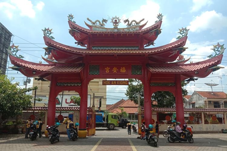 Pintu masuk Kelenteng Hok An Kiong di Surabaya.