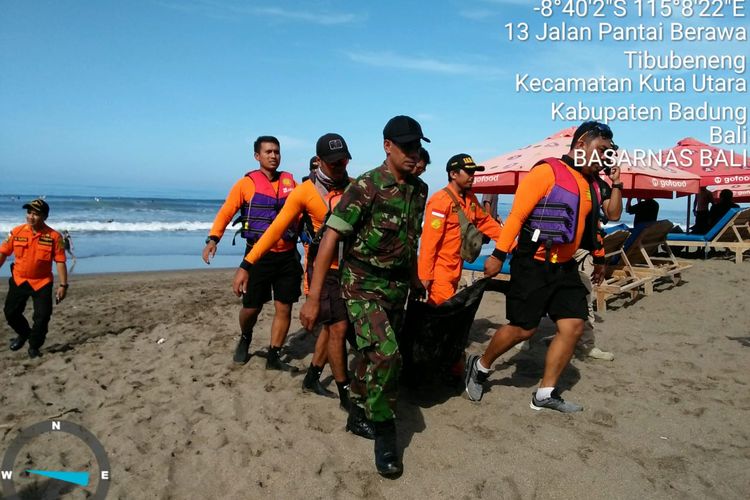 Proses evakuasi korban yang ditemukan tak bernyawa setelah dilaporkan terseret arus di Pantai Berawa, Kuta Utara, Badung, Bali.