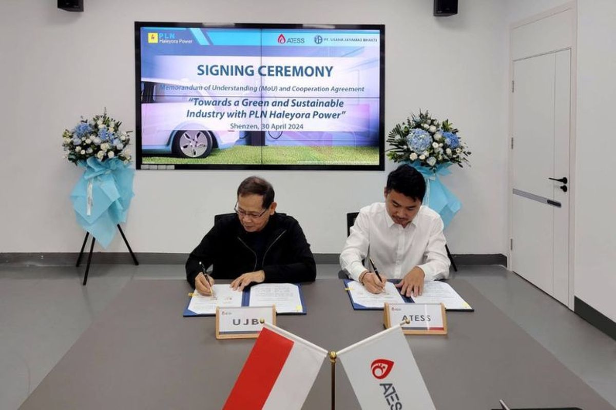 Penandatanganan MoU rencana kerja pengembangan SPKLU di Indonesia oleh Pak Edi Amin Direktur Utama PT Usaha Jayamas Bhakti dan Mr Neil Yu Marketing Director Shenzhen Atess Power Technology Co., LTD.