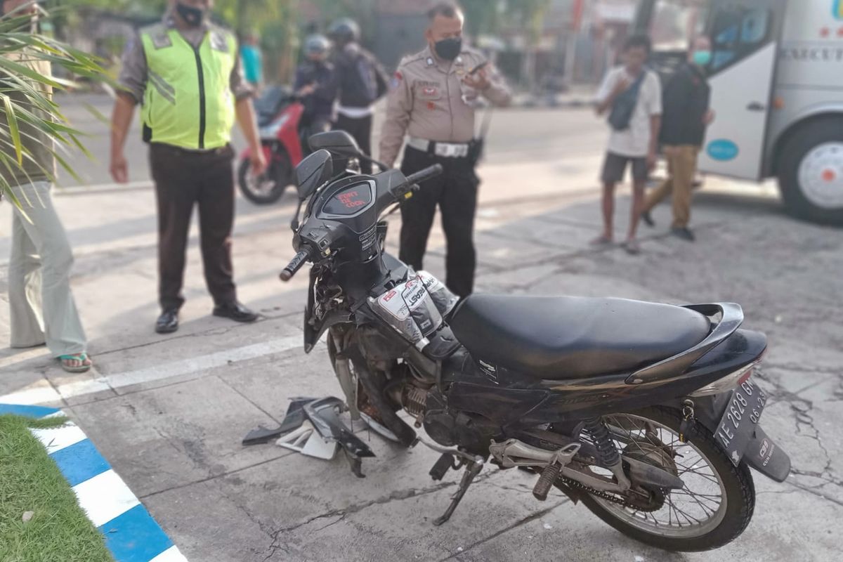 BARANG BUKTI—Polisi mengamankan sepeda motor yang dikemudikan korban setelah menabrak bus Rosalia Indah di ruas jalan jurusan Surabaya – Madiun KM 146-147 di Desa. Mejayan, Kecamatan Mejayan, Kabupaten Madiun, Selasa (8/11/2022) sore.