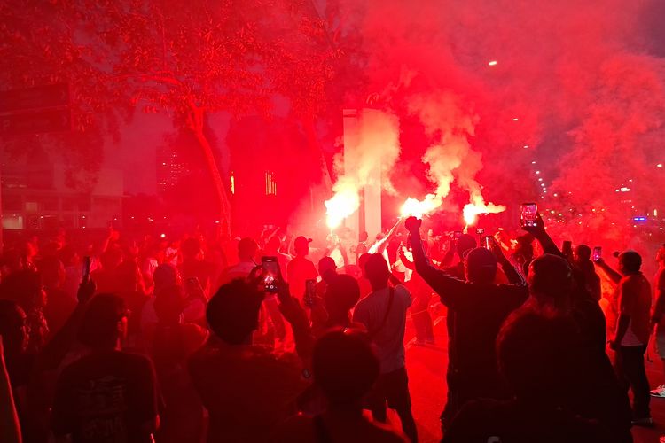 Jelang Laga Indonesia Vs Malaysia, Suporter Nyalakan Flare dan Nyanyi Bersama di Luar GBK