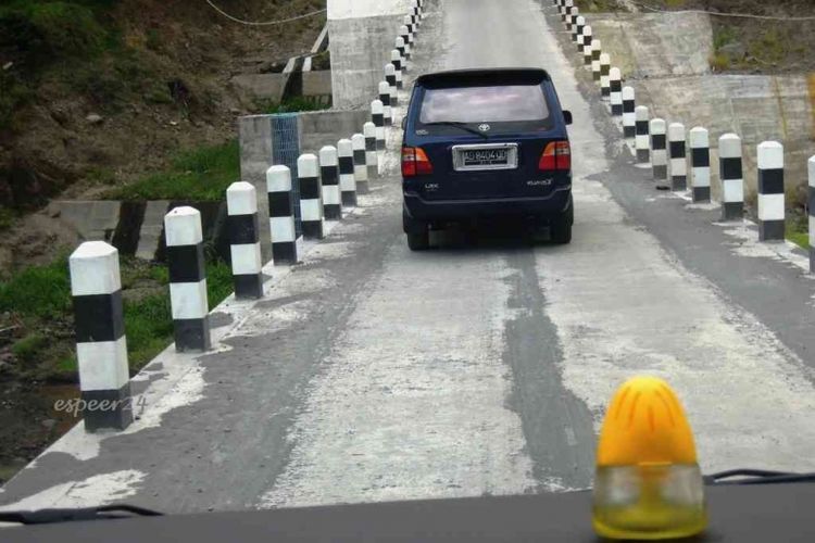 Sisi atas Sabo Kali Apu berfungsi sebagai jembatan pada kondisi normal. Jembatan ini menghubungkan Desa Tiogolele, desa teratas paling dekat puncak Merapi dengan kota kecamatan.