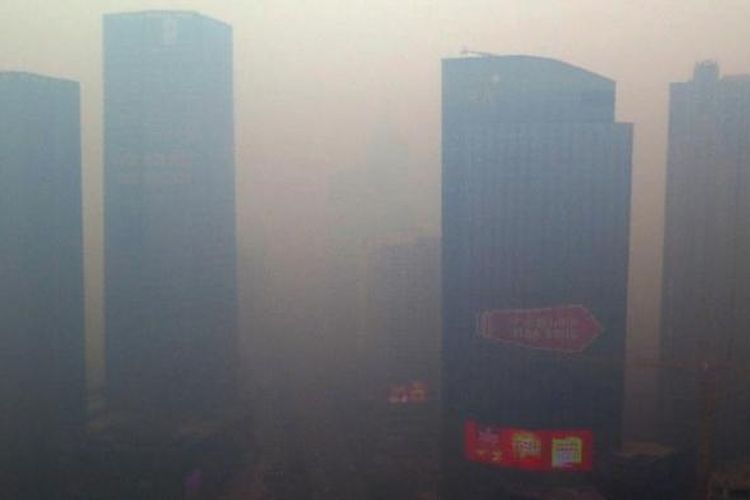 Kabut tebal menyelimuti bangunan apartemen di kota Shenyang, Provinsi Liaoning, China, Minggu (08/11)