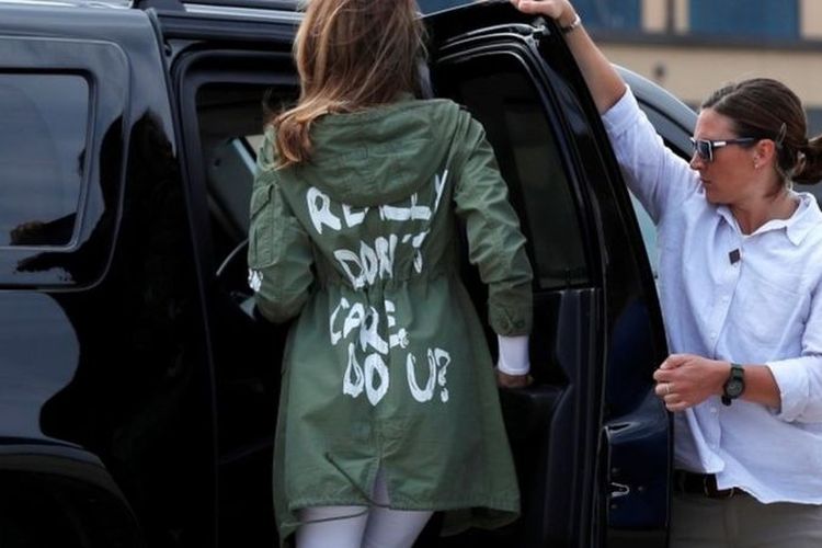 Jaket Melania Trump bertuliskan I really dont care, do you? (Saya benar-benar tak peduli, bagaimana dengan Anda?).