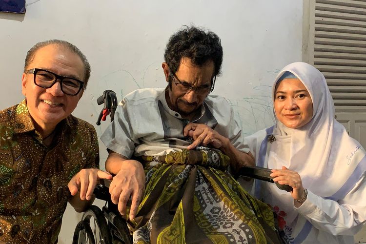 Tantowi Yahya dan Ikke Nurjanah kunjungi Hamdan ATT yang sedang sakit stroke baru-baru ini.