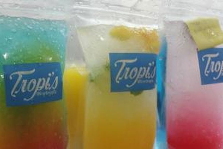 Minuman Icetropis disajikan dalam wadah berbentuk pouch yang dijual dengan harga Rp 10.000 pada Festival Jajanan Kekinian, di Jogja Expo Center yang diselenggarakan 23-27 September 2015.
