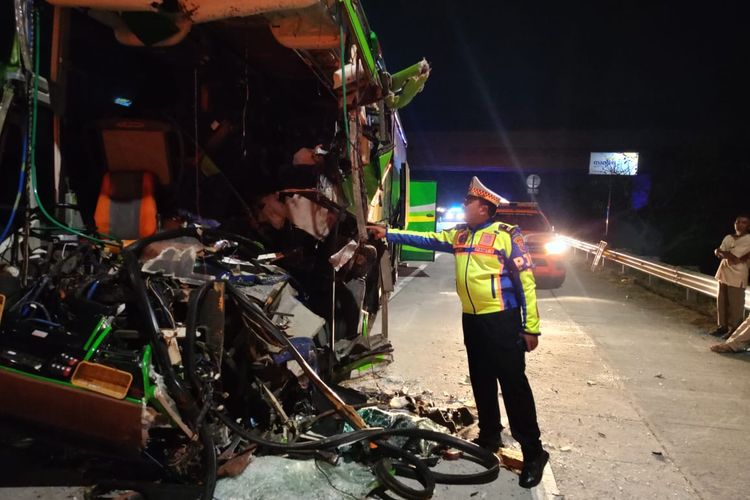 Kondisi kendaraan yang terlibat kecelakaan di di KM 695+400 jalur A Tol Jombang - Mojokerto, Selasa (21/5/2024) malam.