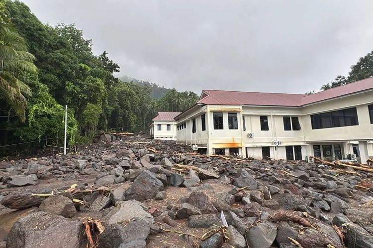 Material batu-batuan memenuhi jalanan pascabanjir bandang yang menerjang tiga kecamatan di di Kabupaten Kepualauan Sitaro pada Senin (5/1/2026).