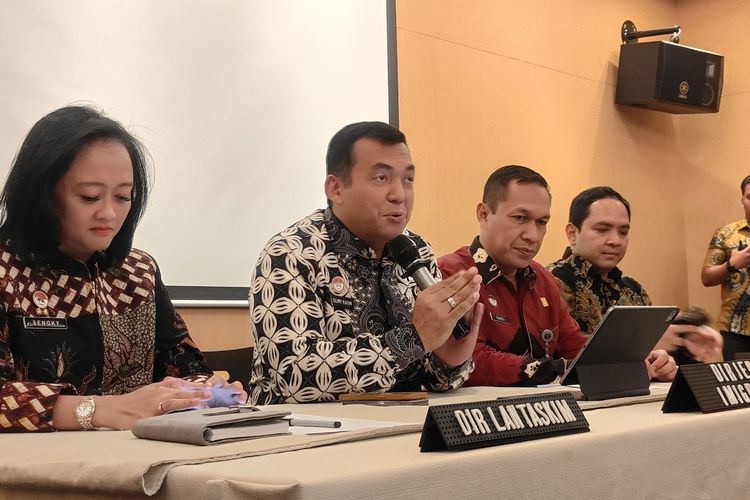 Direktur Jenderal (Dirjen) Imigrasi, Silmy Karim (tengah) saat konferensi pers di kawasan Jakarta Selatan, Jumat (28/6/2024).
