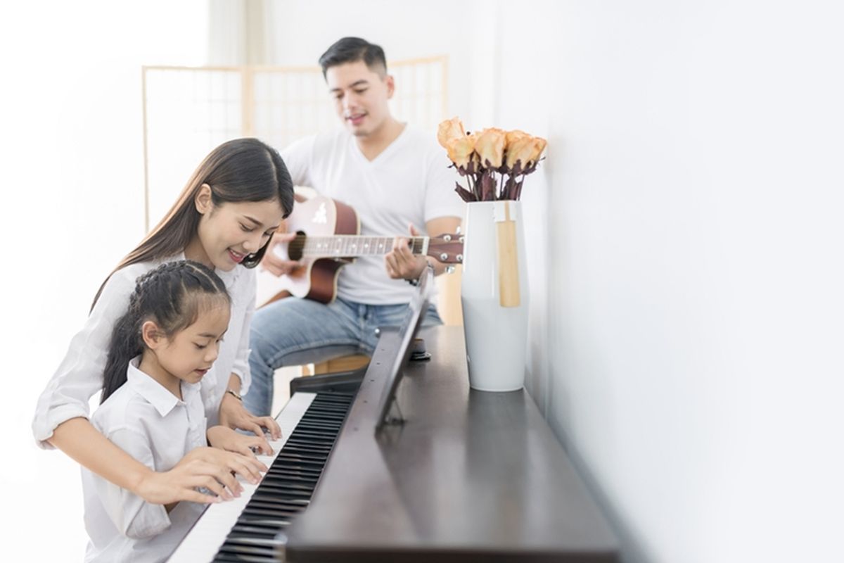 Ilustrasi bermain alat musik bersama keluarga (DOK. SHUTTERSTOCK)