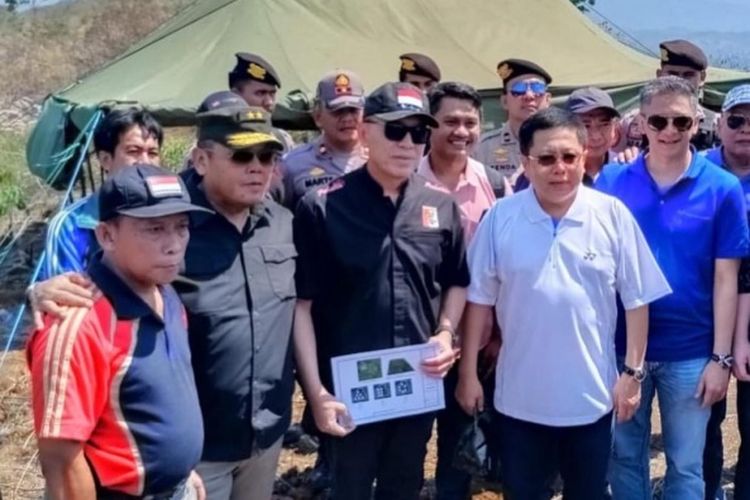 Ketua Umum PSSI, Mochamad Iriawan bersama wakilnya Iwan Budianto dan Cucu Soemantri serta jajaran saat datang langsung ke lokasi pembangunan pusat pelatihan tim nasional, Sabtu (9/11/2019)