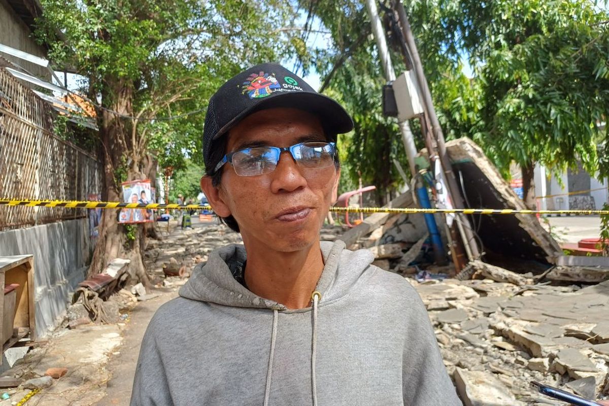 Amri (42), salah satu keluarga dari korban tewas imbas robohnya tembok SPBU di kawasan Tebet, Jakarta Selatan, Senin (22/1/2024).
