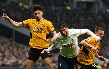 Rodrigo Bentancur (Tottenham Hotspur) dihadang oleh Daniel Podence dan Rayan Ait-Nouri dari Wolves pada laga pekan ke-25 Liga Inggris yang dihelat di Spurs Stadium, pada 13 Februari 2022 di London, Inggris.
