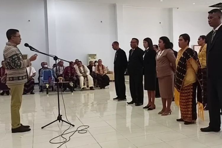 Foto: Penjabat Bupati Lembata, Nusa Tenggara Timur (NTT) Marsianus Jawa melantik 12 kepala puskesmas di Aula Kantor Bupati Lembata, Jumat (12/5/2023).