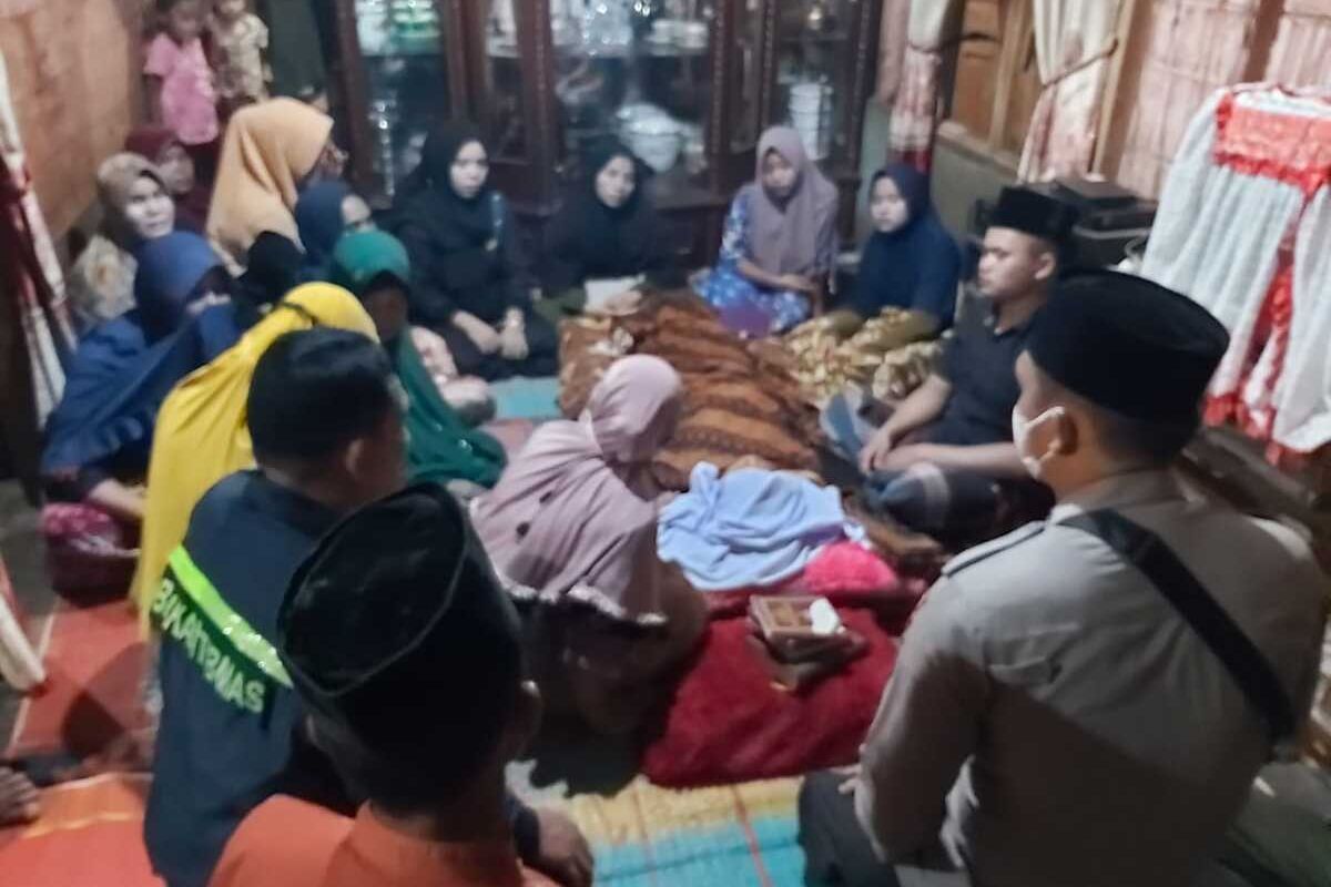 Kepala Polisi Sektor Lingga Bayu, Polres Mandailing Natal, AKP Marlon Rajagukguk mendata pada korban di Desa Bandar Limabung, Kecamatan Lingga Bayu, Mandailing Natal, Sumatera Utara. 12 orang ibu rumah tangga tewas tertimbun longsor, saat mencari emas di lokasi penambangan rakyat di sekitar desa setempat.