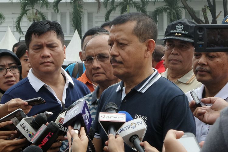 Sekretaris Jenderal Kementerian Pertahanan Laksamana Madya Widodo usai membuka pameran produk industri pertahanan di lapangan Bhineka Tunggal Ika, Kementerian Pertahanan, Jakarta Pusat, Minggu (13/8/2017).