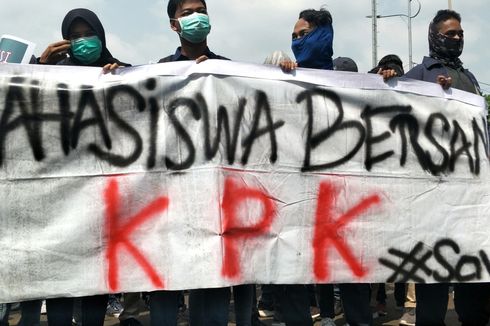 Pagar DPR Dipasangi Spanduk 