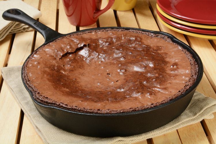 Ilustrasi brownies masak di iron cast. 