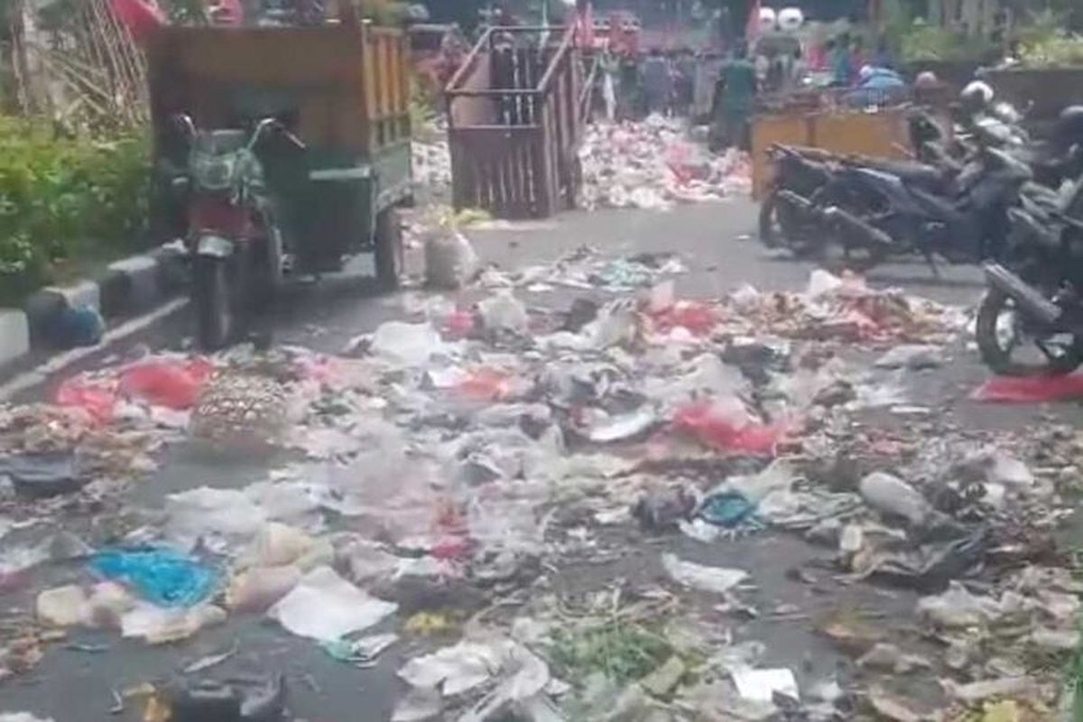 Potongan video viral jalan depan Pendopo Sidoarjo dipenuhi sampah 