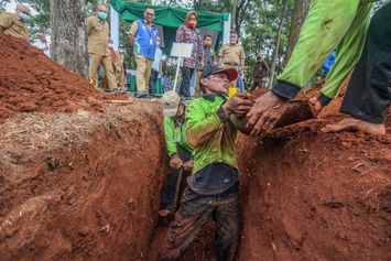 Unik, Adu Cepat Gali Kubur di Bogor