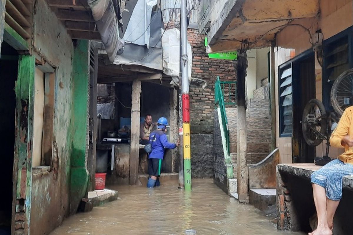 Warga di Kelurahan Kampung Melayu, Jakarta Timur, pasca-genangan air atau banjir, Senin (8/12/2020).