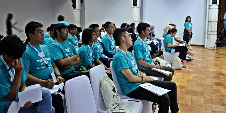 Mahasiswa penerima Beasiswa Juara mengikuti workshop Craetive Idea bersama Joshua Sudihman di Bentara Budaya Jakarta, Sabtu (27/10/2018)