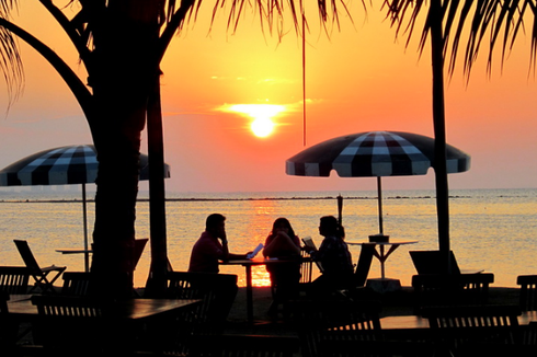 7 Tempat Makan dengan View Laut di Jakarta, Cocok untuk Lihat Sunset