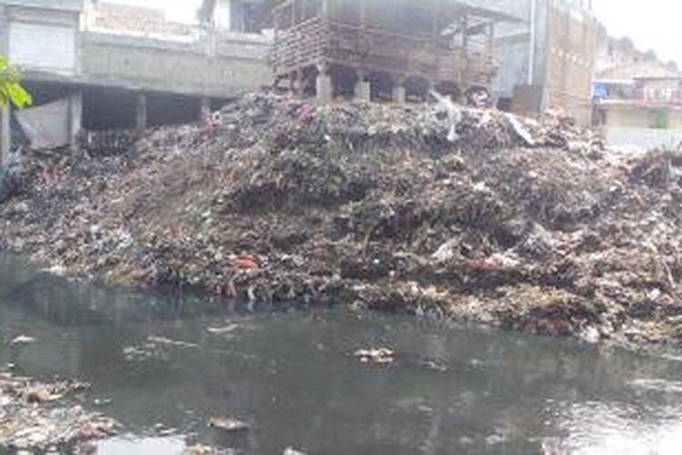 Ini gundukan sampah di Kali Cipinang di RT 03 RW 01 Kelurahan Rambutan, Kecamatan Ciracas, Jakarta Timur. Sampah ini menutupi aliran kali dan membentuk gundukan setinggi sekitar 6 meter. Senin (14/9/2015).