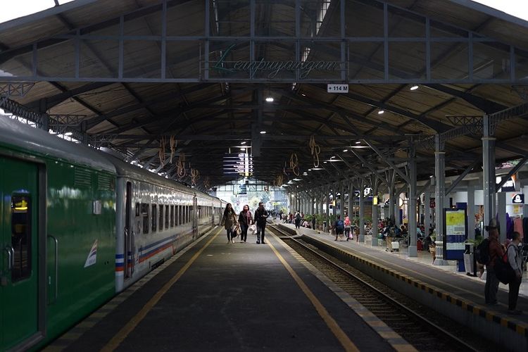 Stasiun Lempuyangan di Yogyakarta. Perjalanan darat dari Jakarta ke Bali bisa menggunakan kereta api, transit dan singgah di Stasiun Lempuyangan.