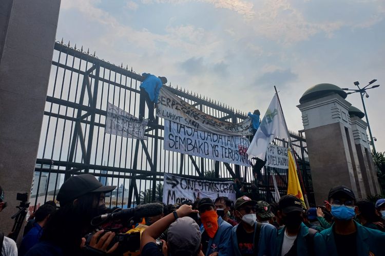 Massa aksi demonstrasi dari Aliansi BEM SI berkumpul di depan Gedung DPR/MPR RI, Jakarta Pusat, Senin (11/4/2022).