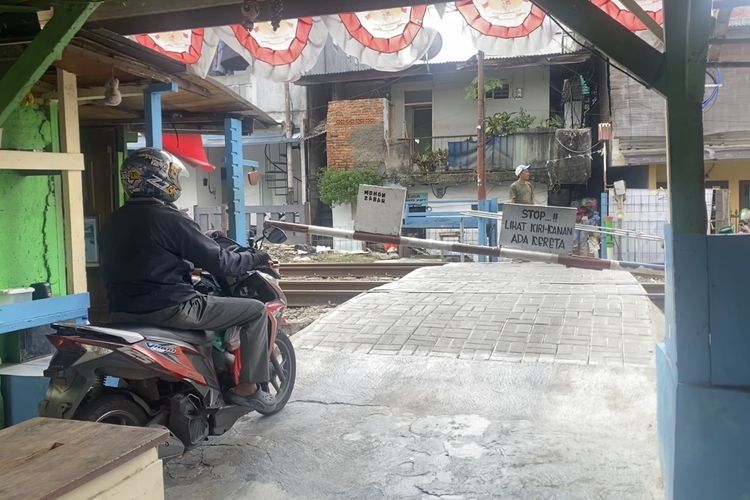Warga Setuju Perlintasan Kereta di Tebet Ditutup: tapi Jangan Semua