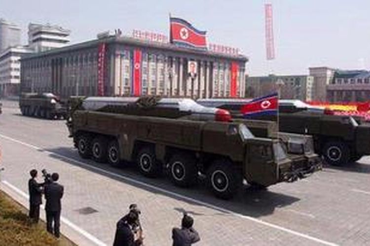 Foto yang diambil pada 15 April 2012 ini menunjukkan misil Musudan yang dipamerkan dalam parade militer memperingati ulang tahun Kim Il Sung ke-100 di Pyongyang, Korea Utara. Musudan adalah misil jarak menengah yang kabarnya sudah dipindahkan ke pesisir timur Korea Utara. Jika ditembakkan misil ini mampu mencapai daratan Jepang dan Korea Selatan.