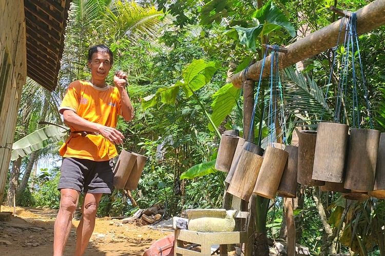 Parjan, penderes buta dari Pedukuhan Plampang 3, Kalurahan Kalirejo, Kapanewon Kokap, Kabupaten Kulon Progo, Daerah Istimewa Yogyakarta. Parjan memanjat 40 pohon dalam sehari untuk mengumpulkan 20 liter nira. Kamsih, istrinya, menghasilkan tiga kilogram gula merah. Semua karena dorongan ekonomi dan masa depan kedua anaknya.