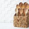 Apa Kelebihan Masak Pakai Sendok Kayu? Tak Hanya Anti Panas