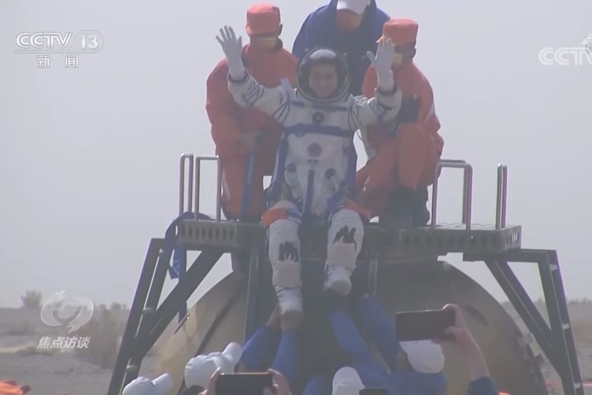 Tangkapan layar astronot China yang kembali ke Bumi setelah menjalankan misi selama enam bulan. 