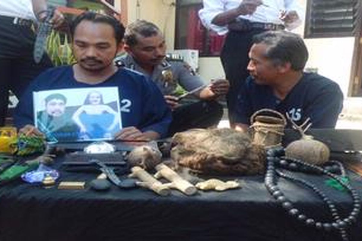 Dua dukun gadungan dan barang bukti untuk ritual penggandaan uang di perlihatkan kepada wartwan saat  gelar perkara di mapolres Demak, Senin (23/4/2012) 