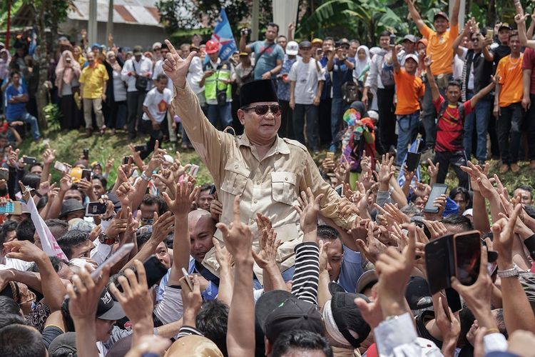 Capres nomor urut 02 Prabowo Subianto (tengah), diarak oleh pendukungnya saat berkampanye di Desa Slinga, Kaligondang, Purbalingga, Jateng, Rabu (13/2/2019). Prabowo mengajak masyarakat untuk menggunakan hak pilihnya sesuai hati nurani, sebagai bentuk demokrasi dan bukti kedaulatan rakyat, serta mengawasi proses penghitungan suara usai pencoblosan. ANTARA FOTO/Idhad Zakaria/aww.