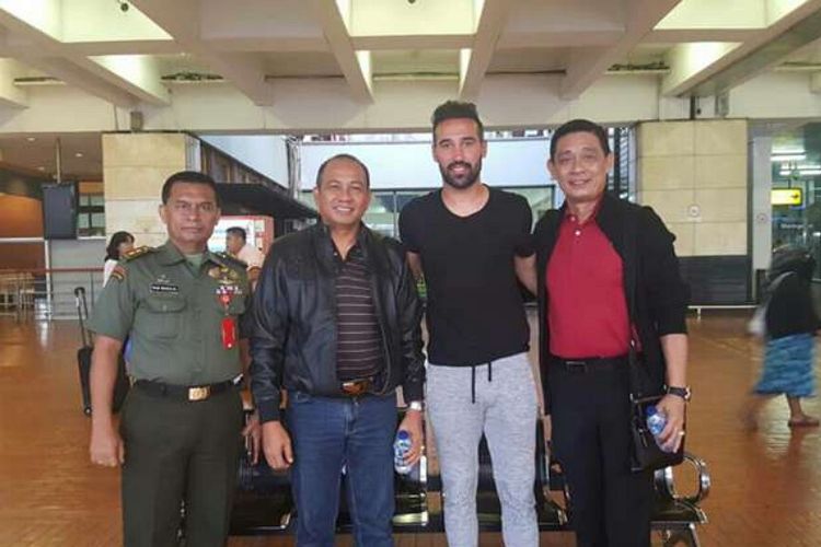 Pemain baru sekaligus marquee player PS TNI, Elio Bruno Teixeira Martins (kedua dari kanan) berfoto bersama perwakilan klub di Bandara Internasional Soekarno-Hatta, Cengkareng, pada Minggu (24/4/2017).