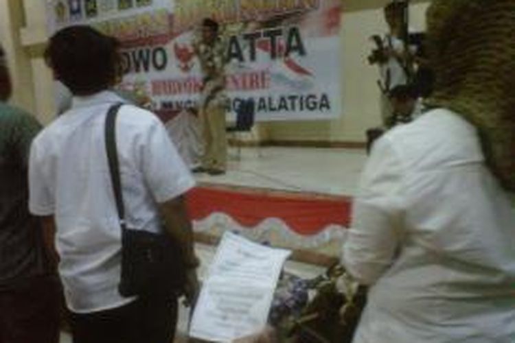 Massa Prabowo-Hatta di Salatiga menyanyikan Mars Capres di Graha Korpri, Jl Stadion Salatiga, Kamis (12/6/2014) siang.
